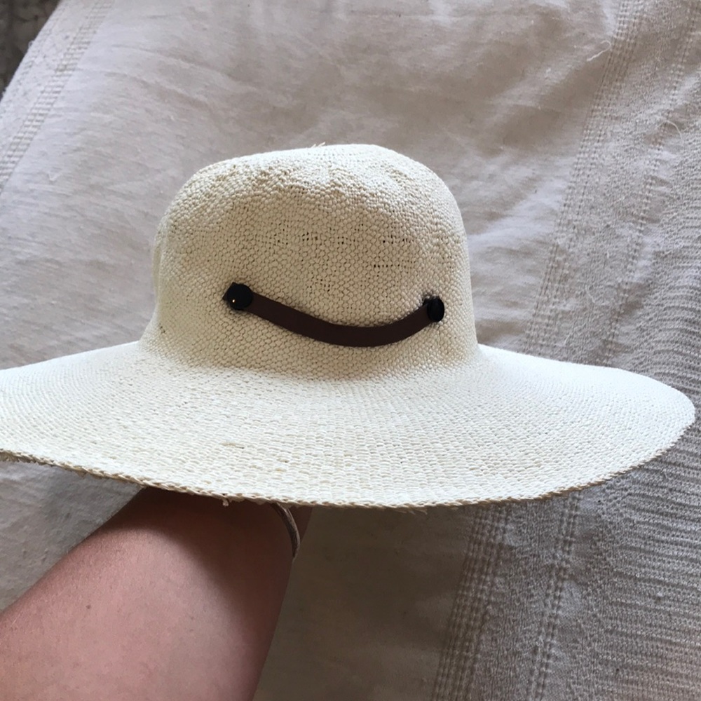 Beach hat - Picture 2 of 3